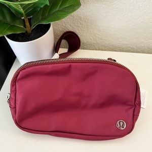 Lululemon Everywhere belt bag
